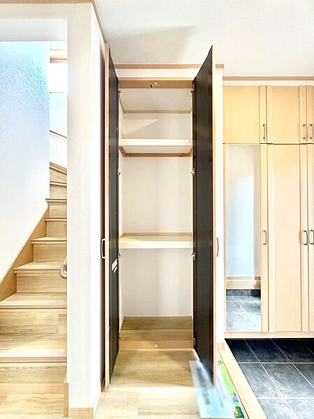 玄関ホール収納です。掃除道具やお出かけ用グッズの収納に便利です。
