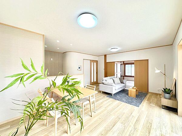 家族の笑顔が自然と生まれてくる、そんな雰囲気のダイニングに仕上がっています。