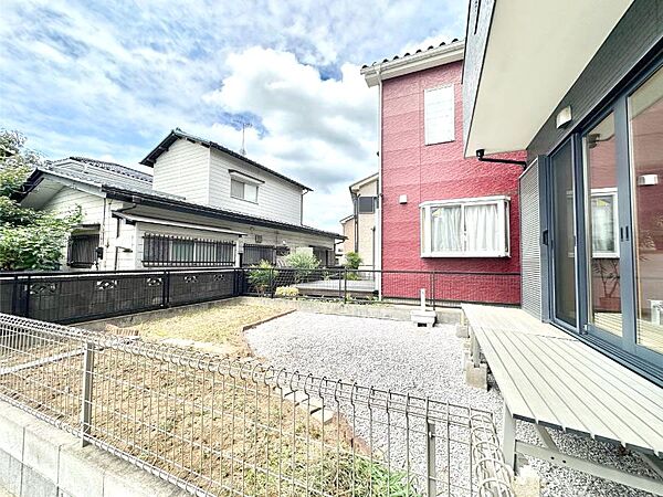 ガーデニングや家庭菜園も楽しめるお庭付き。