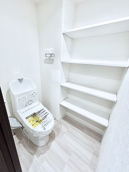 便利な収納付きで清潔感のあるウォッシュレットトイレ