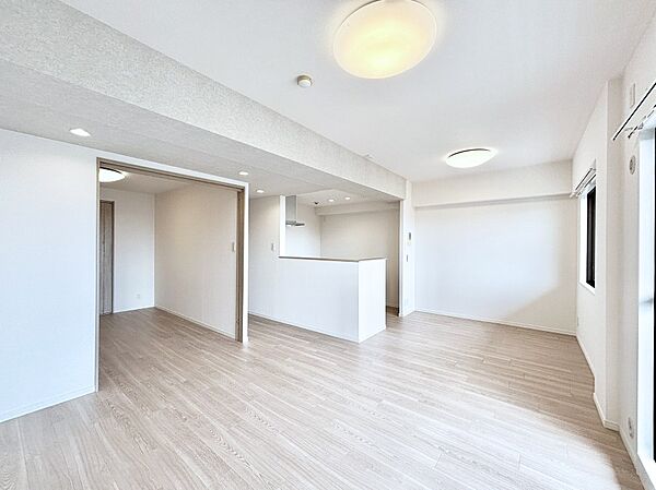 隣接の洋室を開放するとさらに広々