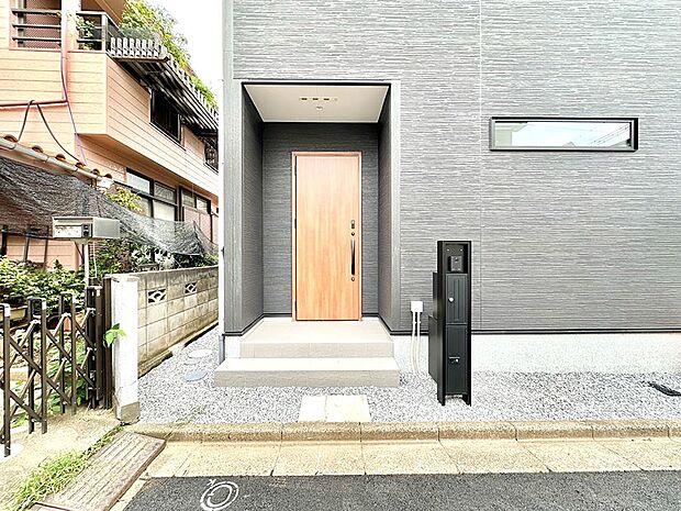 大切な家族、来客を出迎える玄関。