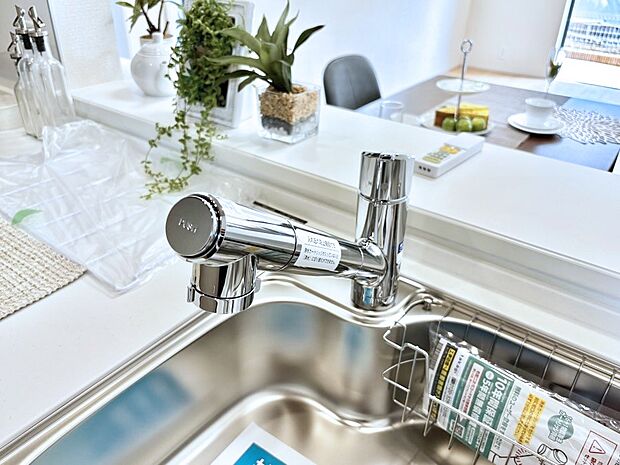 いつでも清潔なおいしいお水を。一つの水栓で水道水と浄水を使い分け。