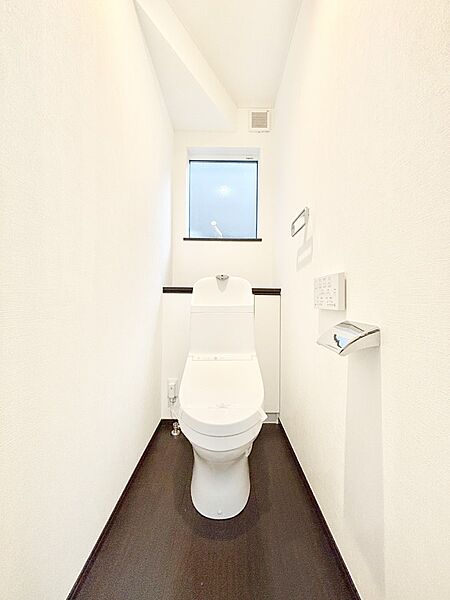 明るく清潔感のあるトイレです。
