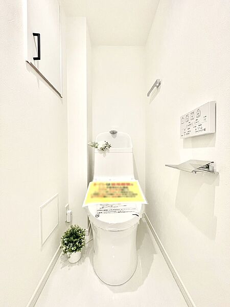 明るく清潔感のあるトイレです。