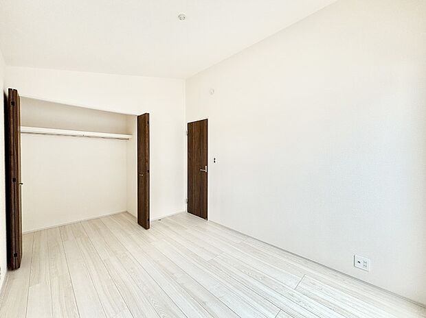 お子さまのお部屋としても！衣類の整理整頓に便利なクローゼット付きの洋室。