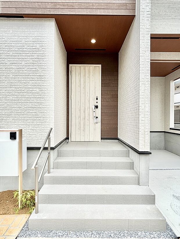住まいの顔を演出する、玄関ドア。 