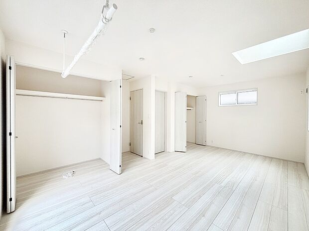 ライフスタイルに合わせて2部屋として利用できる広々とした洋室。