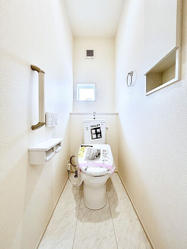 ウォシュレット付きトイレが安心の2ヶ所!朝のバタバタも一安心です。