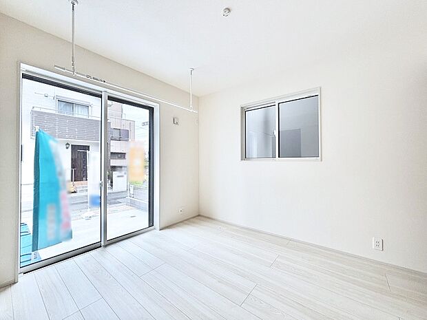 爽やかな日差しがお部屋全体を優しく包み込んでくれます。室内物干し付き。