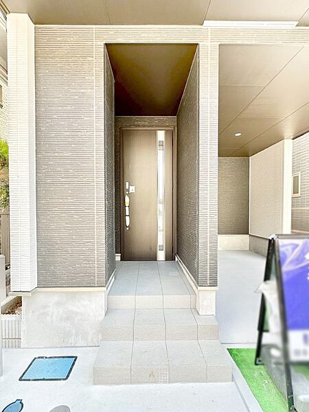大切な家族、来客を出迎える玄関。