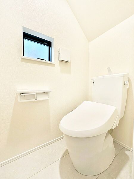 明るく清潔感のあるトイレです。