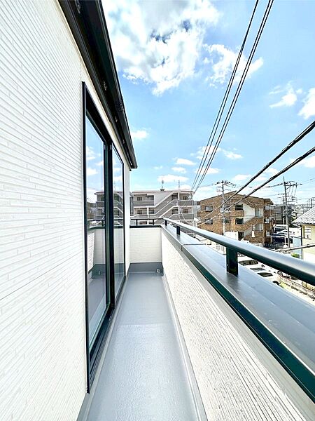 暖かな陽光が降り注ぐバルコニーはお洗濯におすすめ。爽やかな風も心地よいです。
