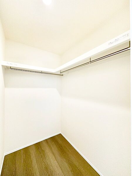 ウォークインクローゼット付きで生活空間を広く利用できます。