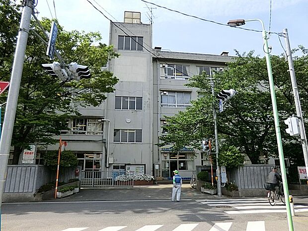 小学校 550m 草加市立両新田小学校