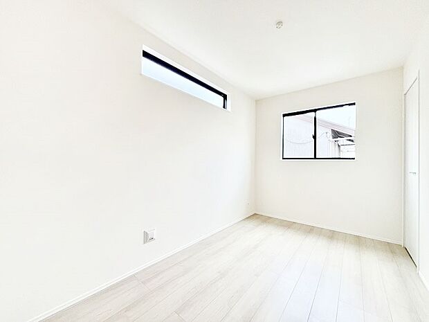 2面採光の洋室。窓から入り込む陽光がお部屋全体を優しく包み込みます!