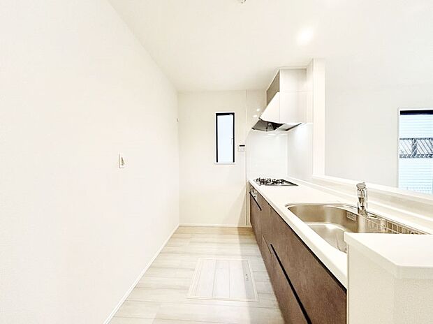 システムキッチンはシンプルでスッキリした飽きの来ないデザインなので永く使えそう！