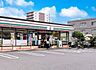周辺：コンビニ 300m セブン-イレブン 足立六木1丁目店