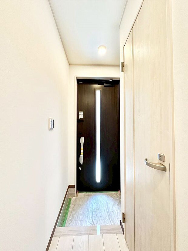 明るい陽光が入り込む玄関。ご家族の靴もスッキリ収納できる玄関収納付き!