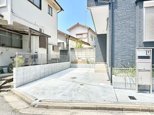 目の前が駐車場だと雨の日も大量にお買い物をした時も便利ですね