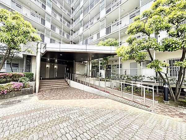 外観 綺麗なエントランスは、居住者を優しく迎えいれてくれます