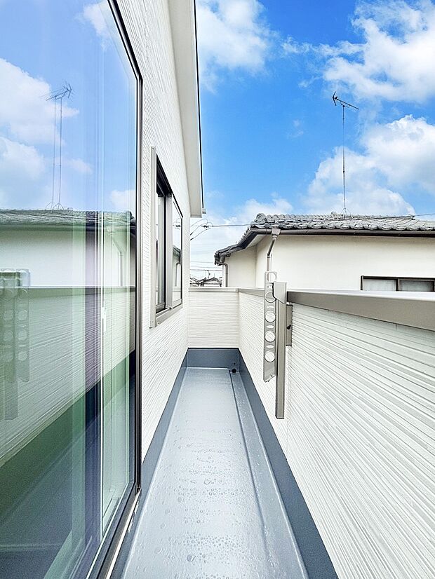 暖かな陽光が降り注ぐバルコニーはお洗濯におすすめ。爽やかな風も心地よいです。