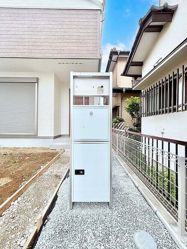 表札・インターホン・ポスト・宅配BOXをひとつに集約。エントランスになじむシンプルデザイン。