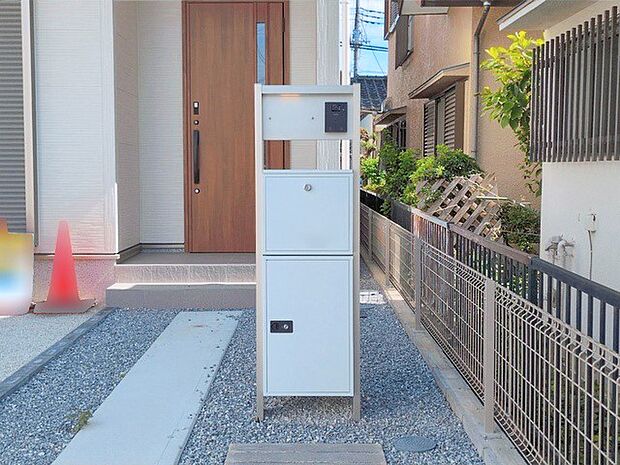 表札・インターホン・ポスト・宅配BOXをひとつに集約。エントランスになじむシンプルデザイン。