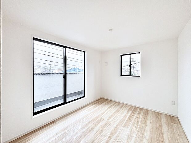 バルコニーから入り込む明るい陽光!心地のよいプライベートルームです