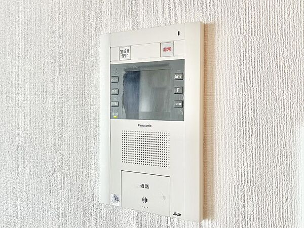 訪問者が一目でわかる安心のＴＶモニター付きインターホン。