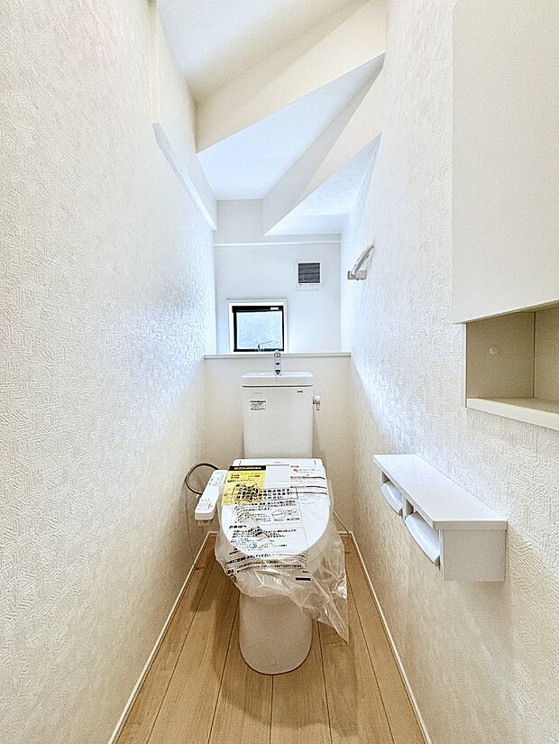 明るく清潔感のあるトイレです。