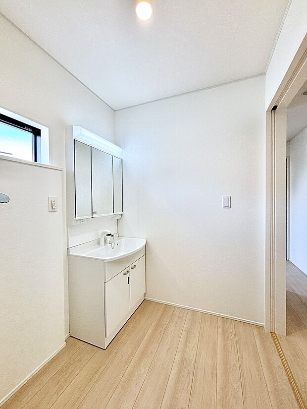 明るい洗面所は毎朝の身支度も楽しくできちゃいそうです。