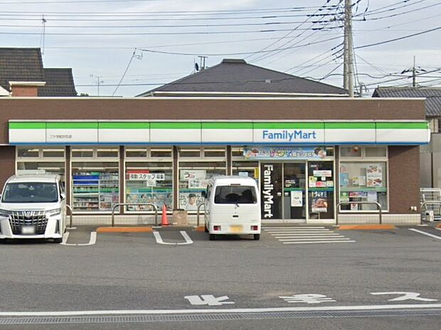 コンビニ 300m ファミリーマート 二十世紀が丘店