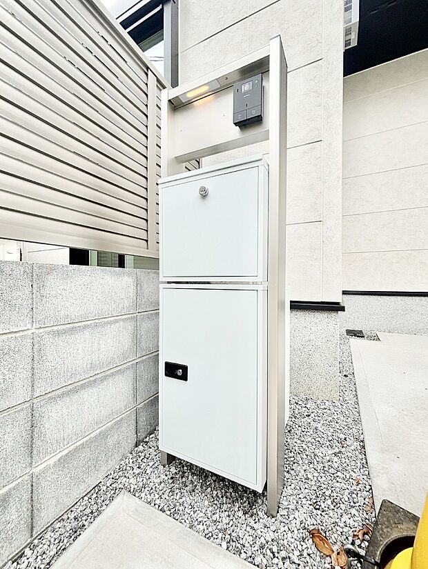 表札・インターホン・ポスト・宅配BOXをひとつに集約。エントランスになじむシンプルデザイン。