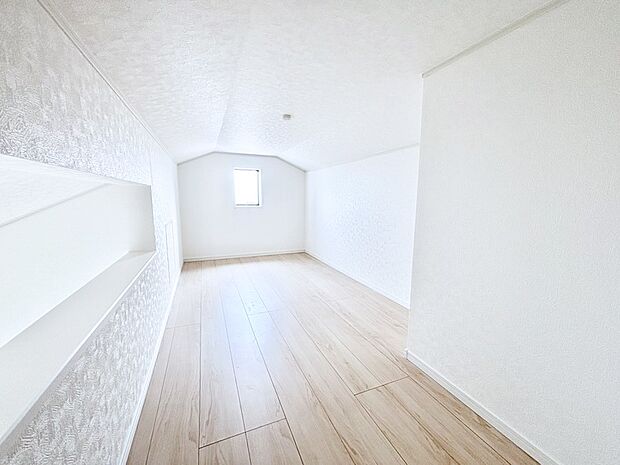 小屋裏収納は、季節のイベント用品や冬物の布団など一時的にしまう場所として便利です。