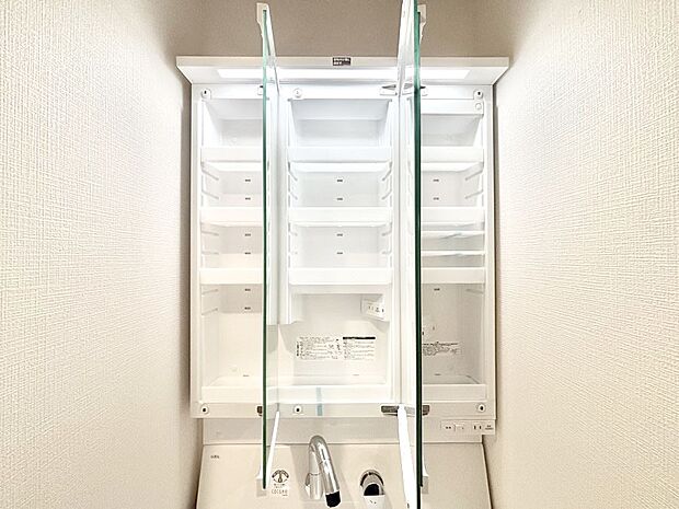 三面鏡の裏に、化粧品や衛生用品などを収納可能。洗面台をすっきりと保ちます!