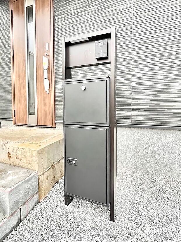 表札・インターホン・ポスト・宅配BOXをひとつに集約。エントランスになじむシンプルデザイン。