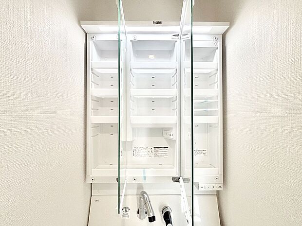 三面鏡の裏に、化粧品や衛生用品などを収納可能。洗面台をすっきりと保ちます!