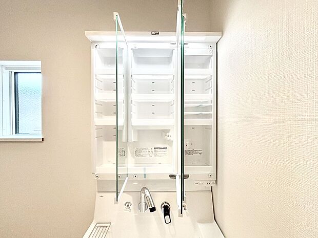 三面鏡の裏に、化粧品や衛生用品などを収納可能。洗面台をすっきりと保ちます！