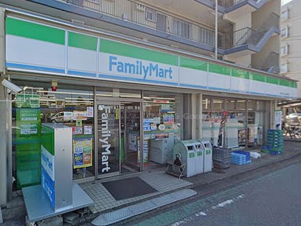 コンビニ 500m ファミリーマート鎌ヶ谷くぬぎ山駅前店