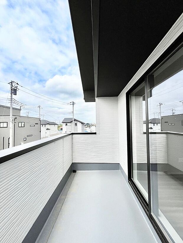 暖かな陽光が降り注ぐバルコニーはお洗濯におすすめ。爽やかな風も心地よいです。