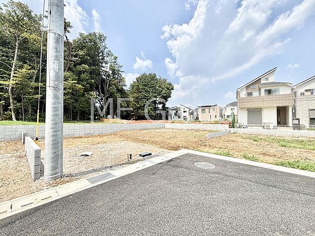 前面道路はきちんと整備されています