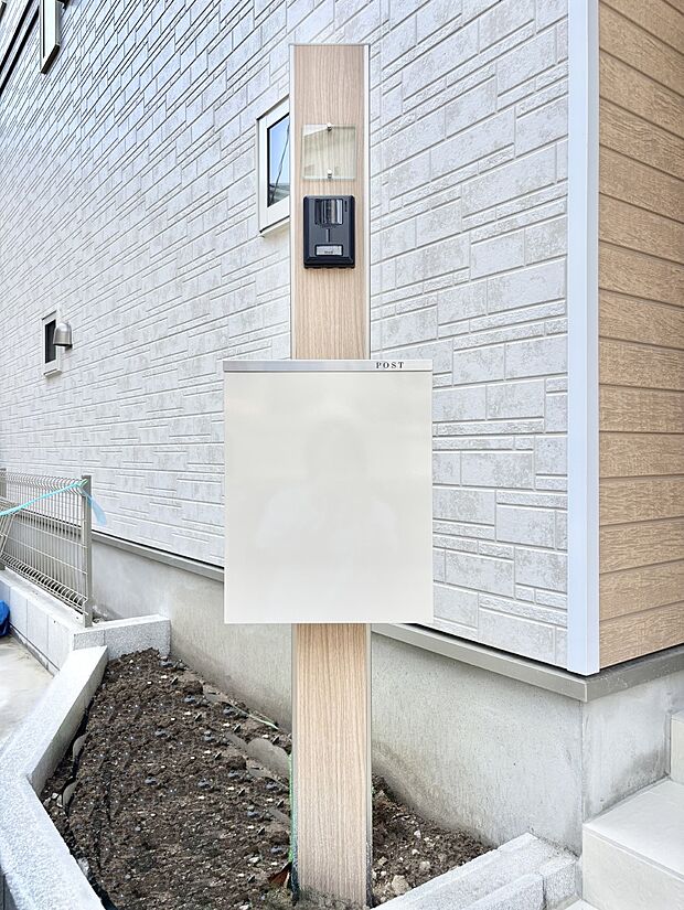 シンプルデザインのポスト。