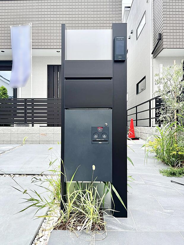 表札・インターホン・ポスト・宅配ＢＯＸをひとつに集約。エントランスになじむシンプルデザイン。