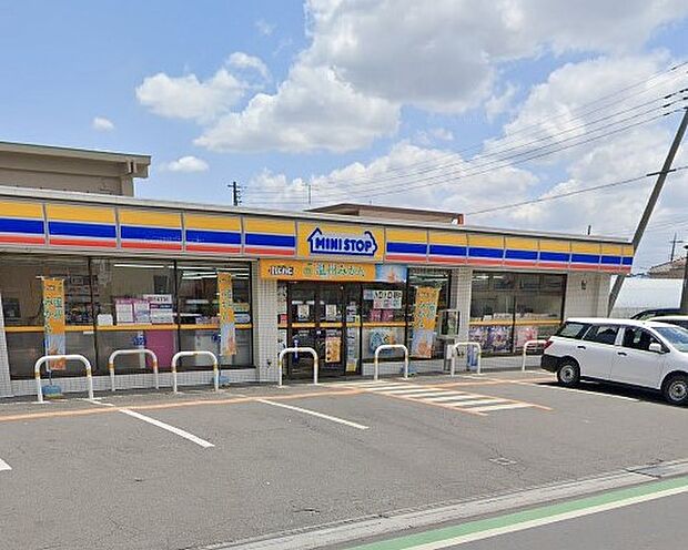コンビニ 140m ミニストップ 草加新里町店