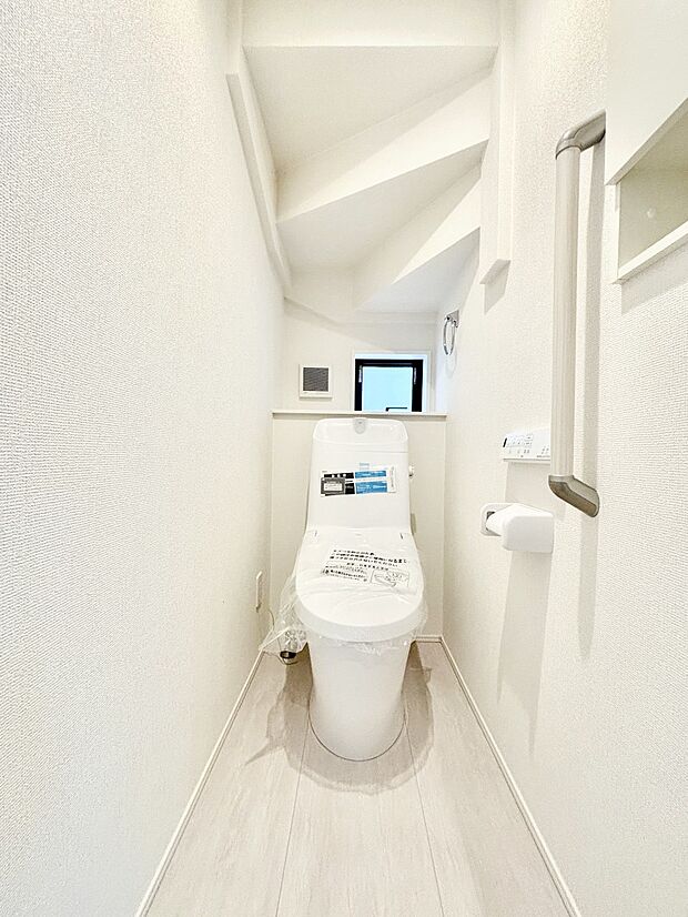 明るく清潔感のあるトイレです。  