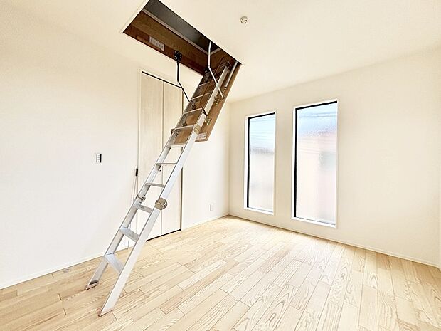 小屋裏収納があるお部屋。
