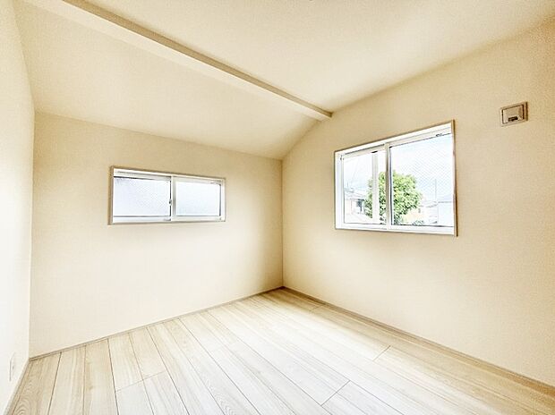2面採光で気持ちよく自然光が取り入れられるのでお子様のお部屋にもピッタリ