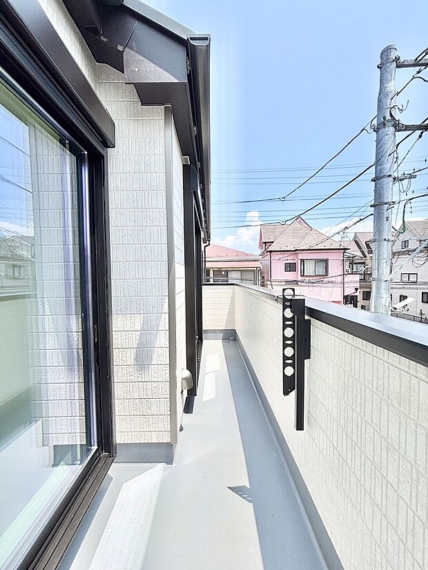 暖かな陽光が降り注ぐバルコニー。爽やかな風も心地よいです。