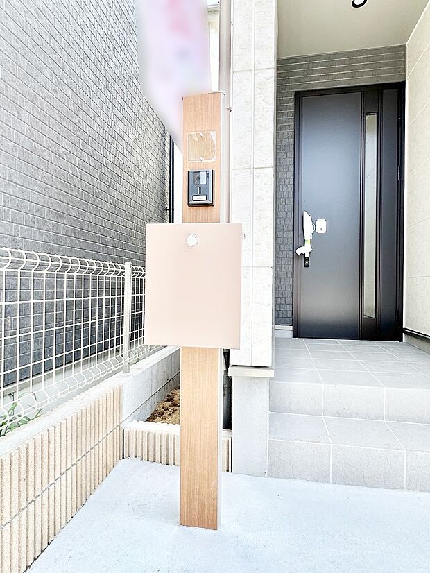シンプルなデザインのポスト